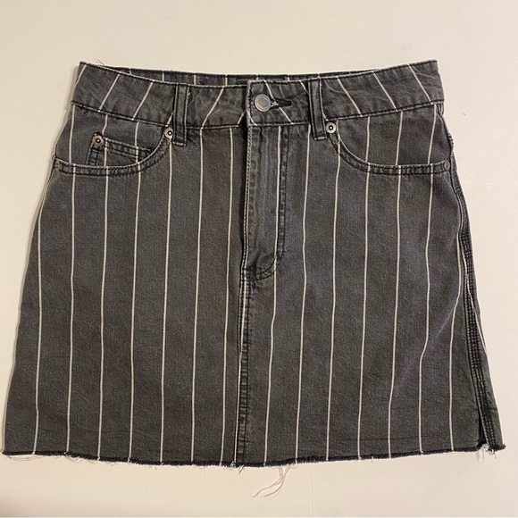 RVCA Rowdy Denim Mini Skirt Stone Washed Black High Rise Raw Hem Size 27 - Picture 1 of 12